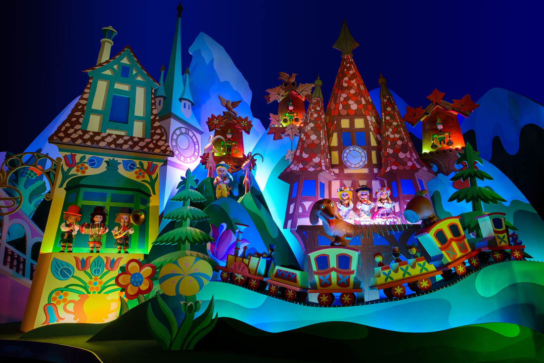Un décor de l'attraction avec une multitude de couleurs et un petit train en premier plan